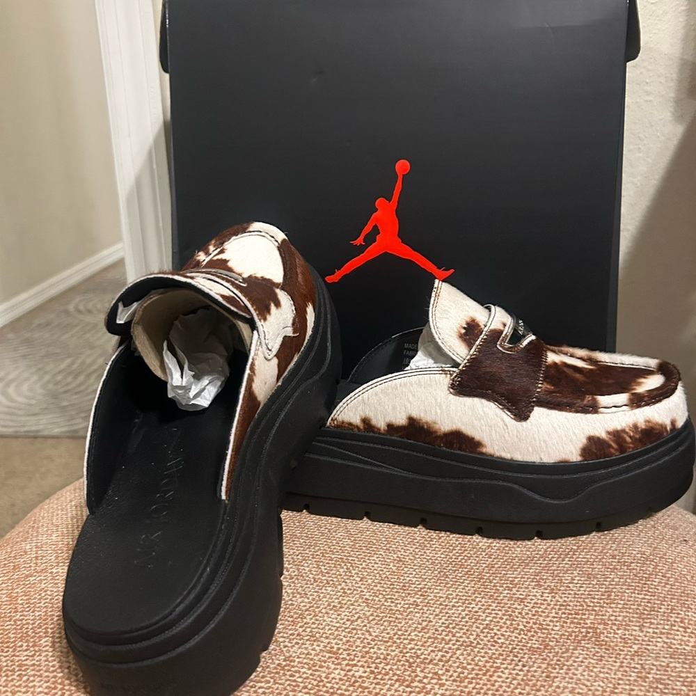 Jordan WMNS Mule SE in Black & Metallic Silver

cow print